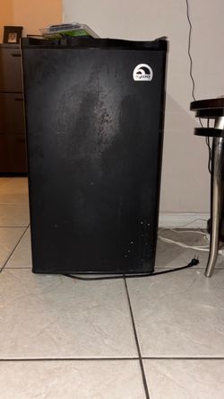 Igloo Black Compact Refrigerator / Mini Fridge