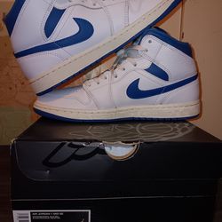 Sneakers mens 9.5. Like new