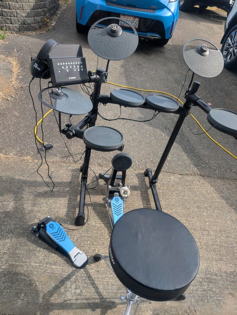 Yamaha DTX 430K Electronic Drum Set With Stool And Headphones Like New