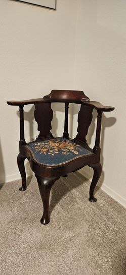 ANTIQUE QUEEN ANNE CORNER CHAIR