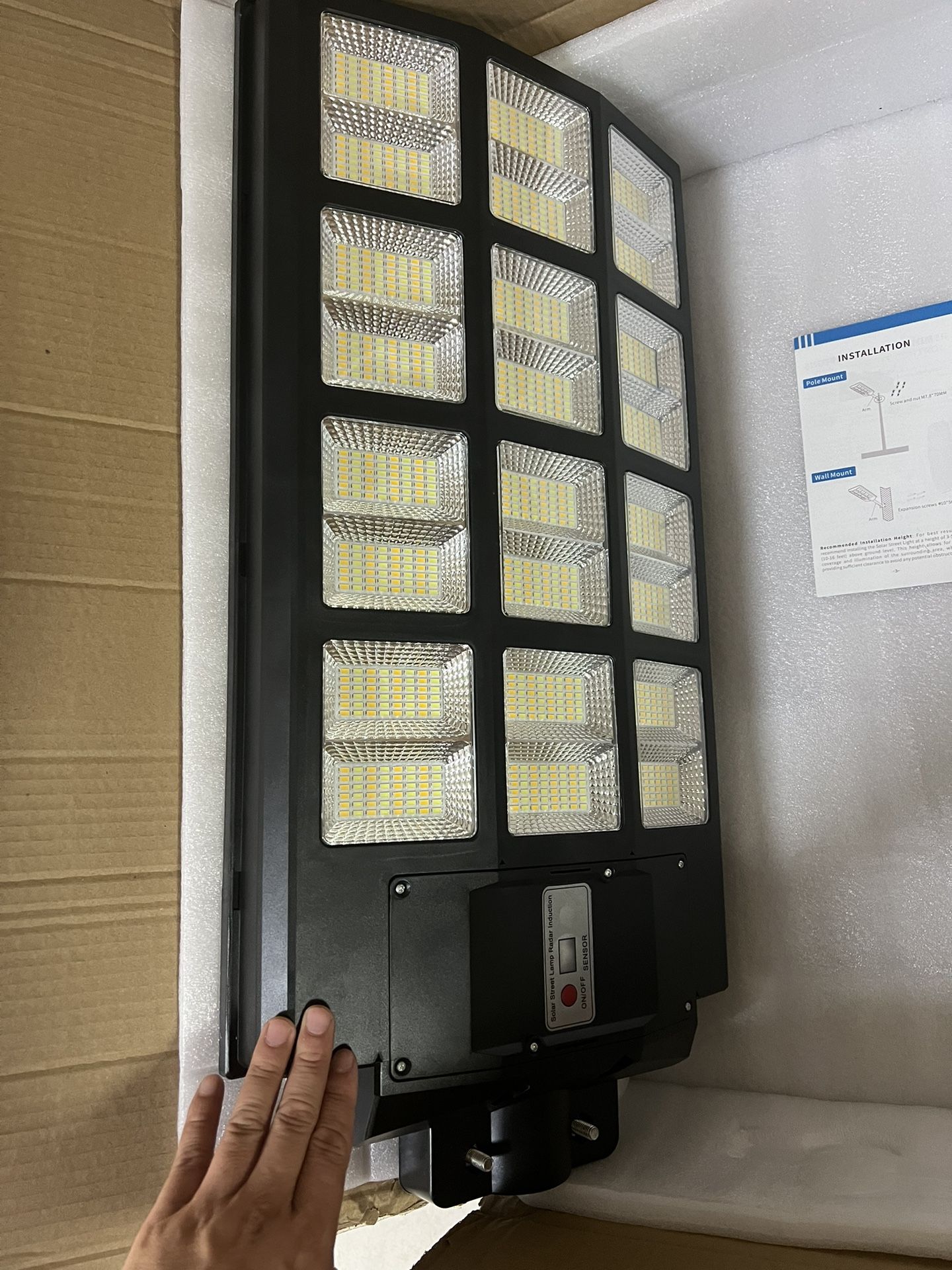 Solar Street Lights Outdoor - 1800W Solar Outdoor Lights 7000K Solar Parking Lot Lights Dusk to Dawn, Street Lights Solar Powered with Motion Sensor f