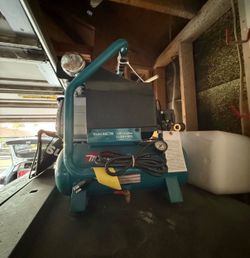 Makita mac700 compressor brand new with old framing gun