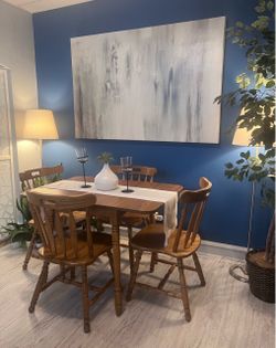 Beautiful Small Dining Set Good Condition!!! Table with folding leaves and 4 Chairs! I Can Deliver