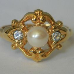 Vintage Pearl Rhinestone Avon. Gold Plated . Size6/7. New.