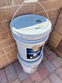 2 FIVE GALLONS DE PINTURA NUEVA EGGSHELL GRAY INTERIOR Y EXTERIOR COLOR GRIS $40 CADA UNA REGULAR PRICE ITS $100