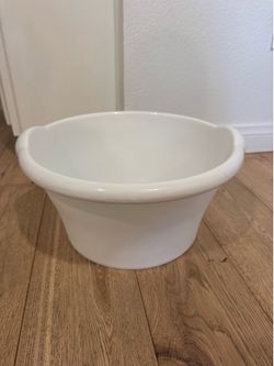 Large white wash basin. Plastic . MOVING SALE