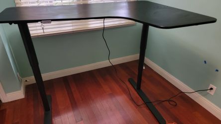 Motorized standing desk