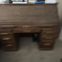 FREE.. Antique Desk NEEDS TO GO !! Just Come Pick It Up 