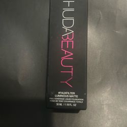 HUDA BEAUTY - Liquid Foundation 