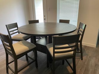 Dining room table and 6 chairs