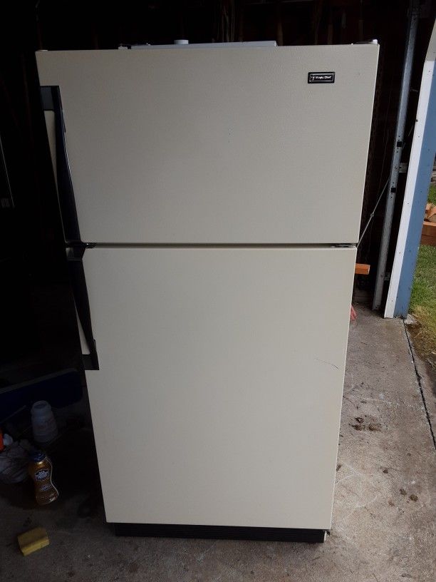 Med Size Magic Chef Refrigerator 14.5 Cu Ft