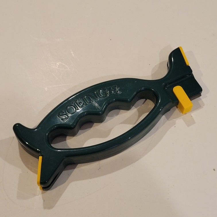 SOL INGE Multi-Blade Knife & Tool Sharpener Green & Yellow. Pre-owned,
good shape, please see photos for details.
weight 5oz plus shipping materials.