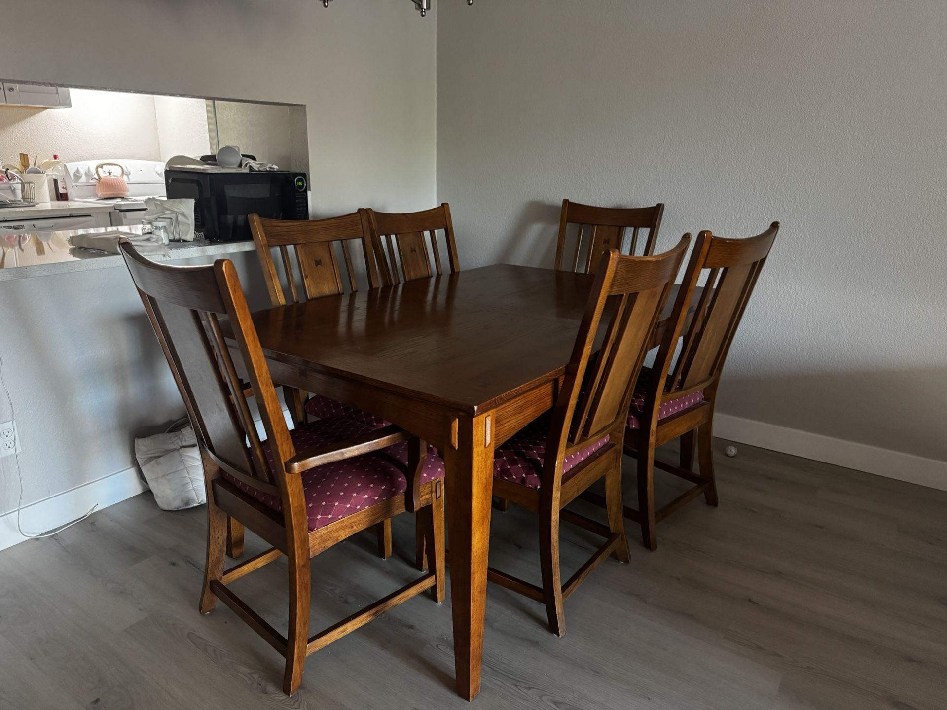 🌿 Beautiful Solid Wood Dining Table – Excellent Condition!