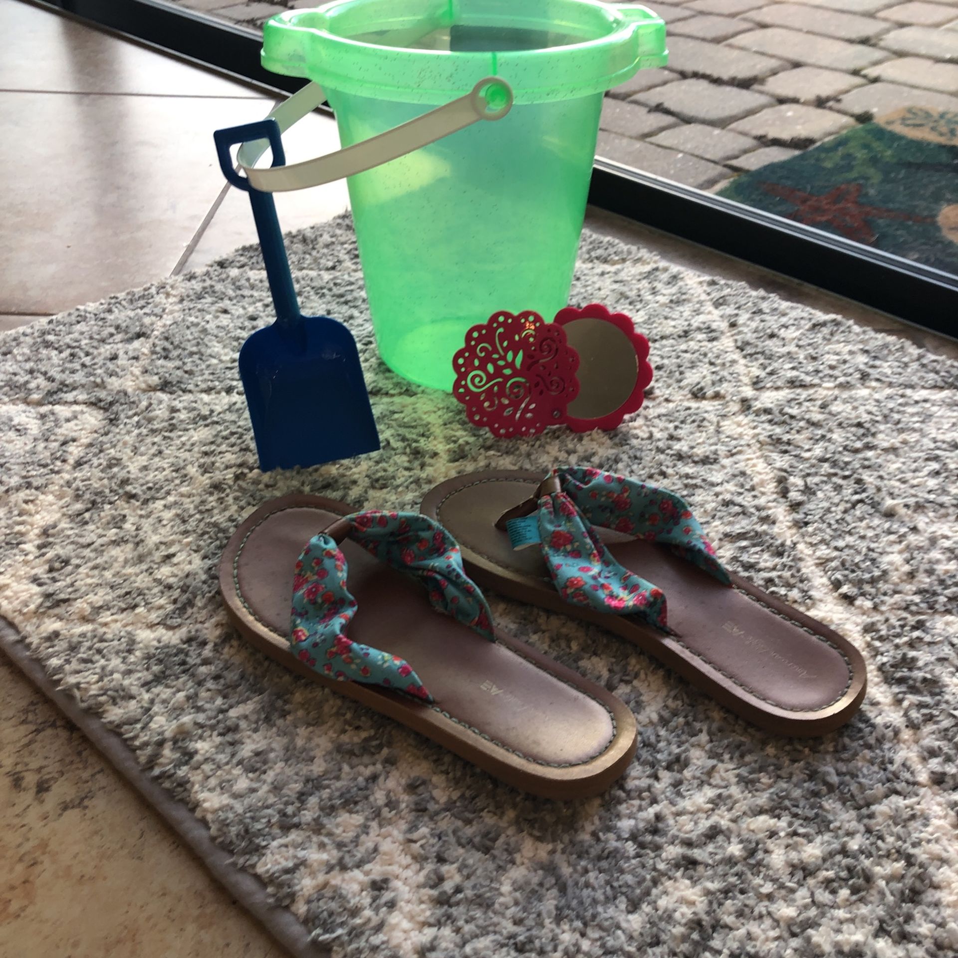 Bucket Of Fun- American Eagle Sandler With Sand Bucket And Pocket Mirror