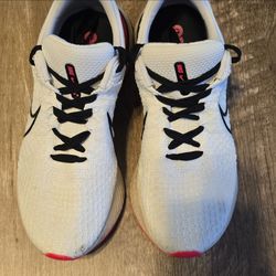 The Nike React Infinity Run Flyknit 3 Men's Low Top Sneakers in White/Black/Pink