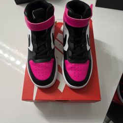 Used Nike Court Borough Mid 2
Big Kids' Shoes 2.5y