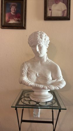Statuette