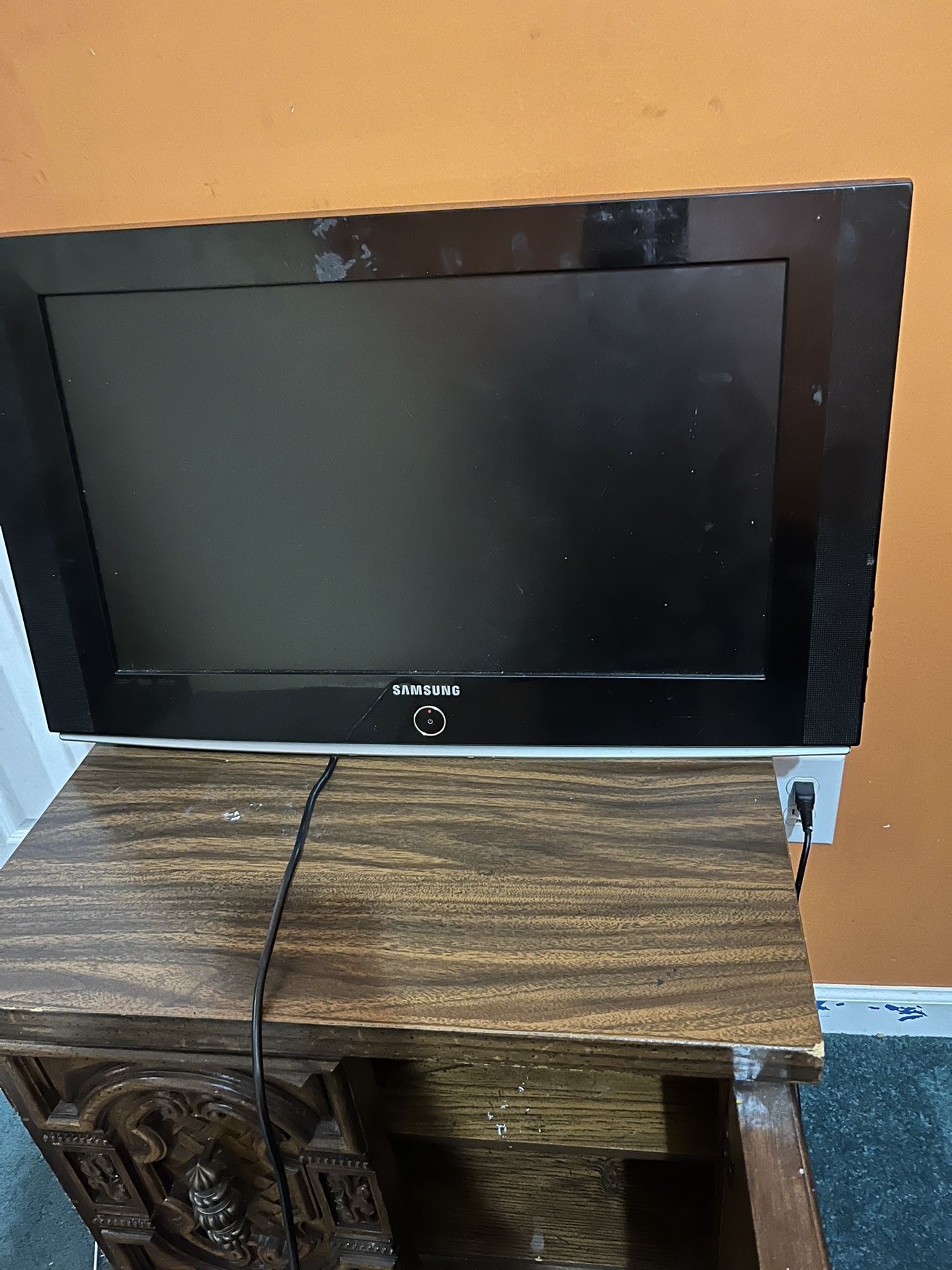Samsung Black Flat screen With hdmi