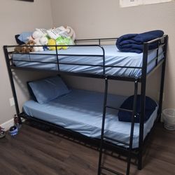 Twin bunk bed
