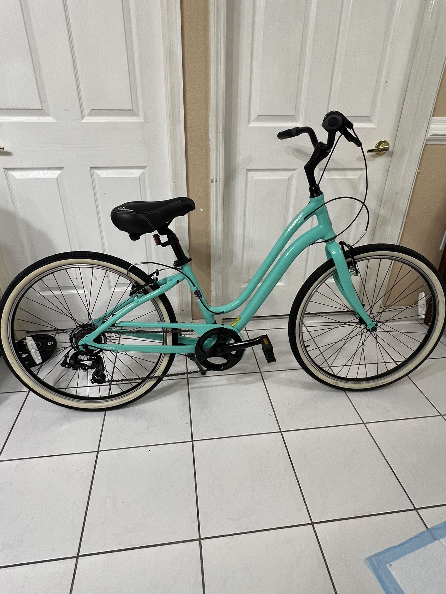 2020 JAMIS HUDSON HYBRID WOMENS CRUISER 15” LIGHTWEIGHT ALUMINUM FRAME (Riders 5’2” to 5’7”) $300 LIKE NEW 