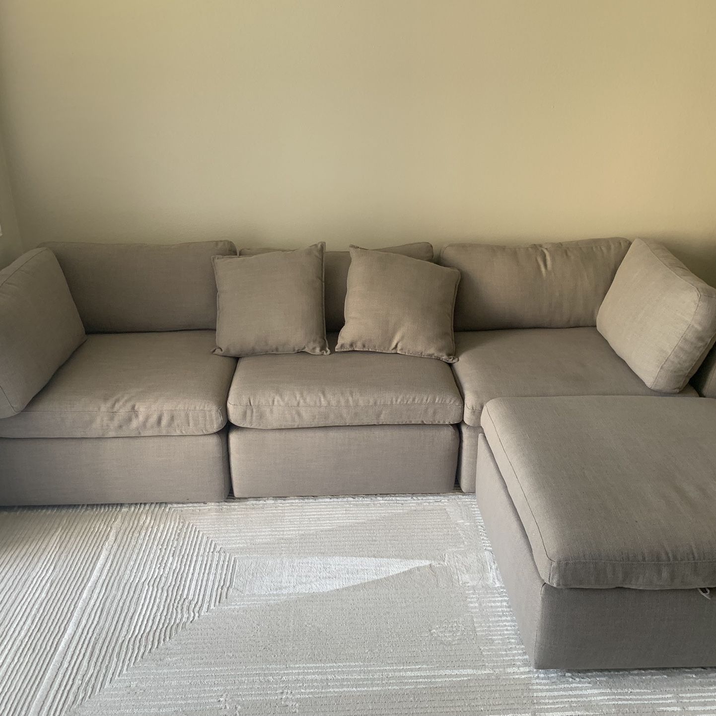 Sectional Sofa In Excellent Condition 