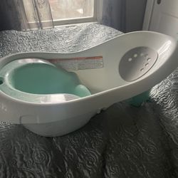 Baby bath $5  cash only Everett/Pinehurst pick up area