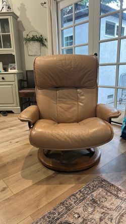 Ekornes Stressless swivel recliner chair