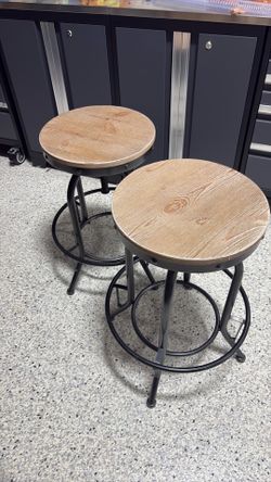 Adjustable bar stool