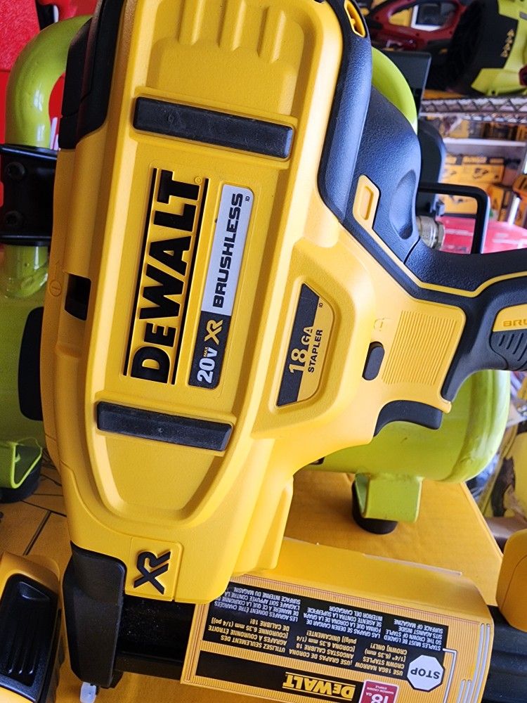 18g Dewalt 18g Stapler New Kit 5.0 Baterie And Charger $290