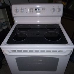 30" Ge White Smoothtop Electric Stove/Oven 