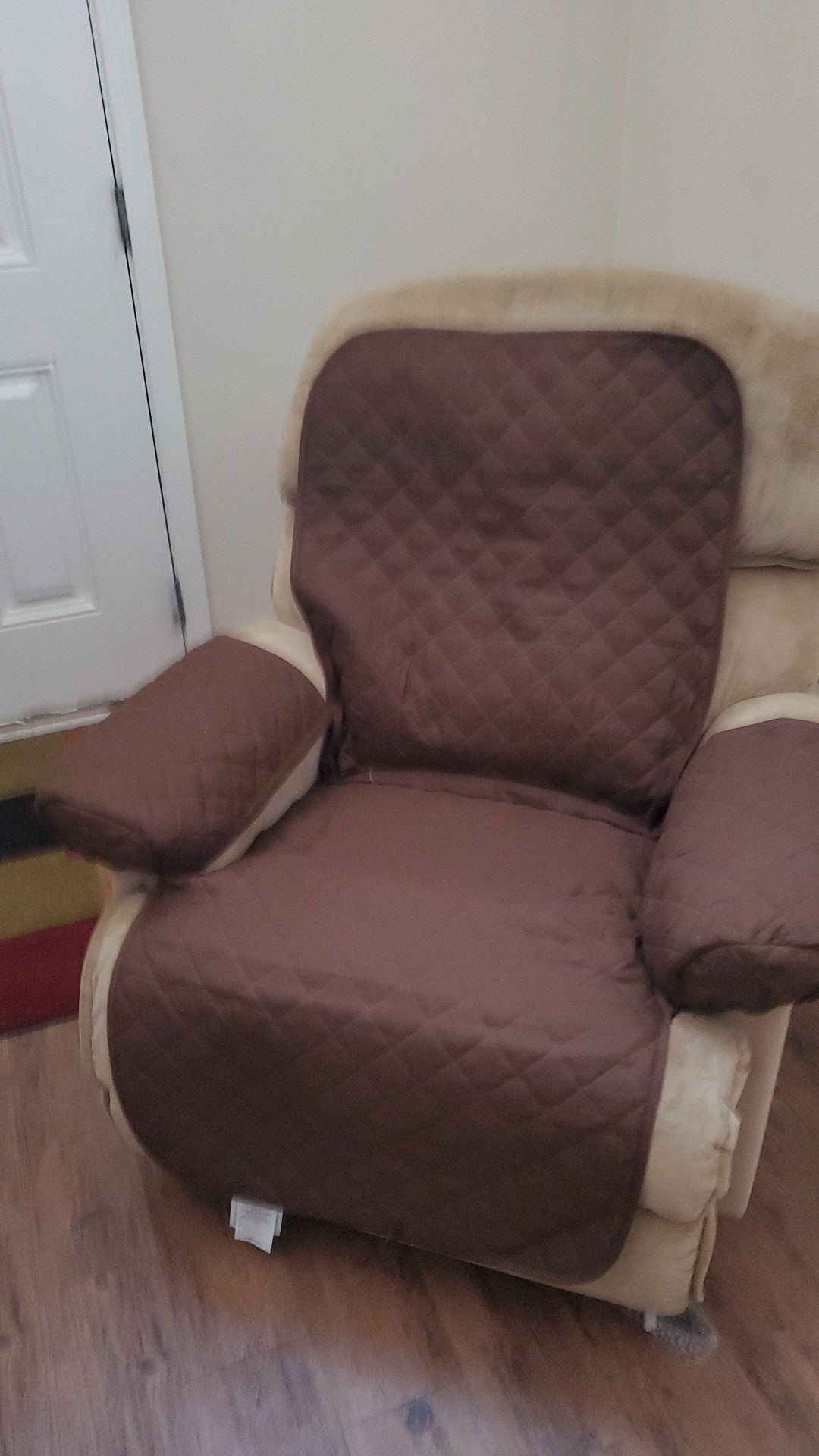 Free recliner chair/ Kitchen table w 2 chairs
