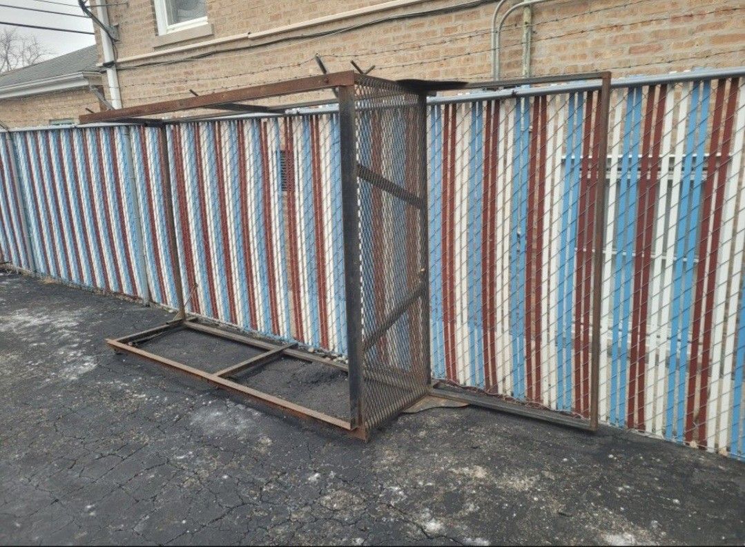 METAL CAGE/LADDER RACK FOR A PICK. IT MEASURES ABOUT 8 FEET LONG BY 6 FEET WIDE WITH A 36 INCHES OVER HANG ABOVE THE CABIN. $500.00 OR BEST OFFER.