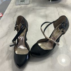 Dream pairs black, size 6, heel pumps