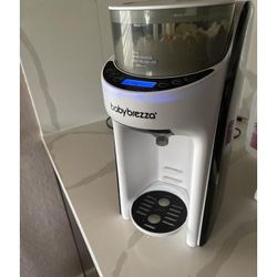 BRAND NEW IN THE BOX Baby Brezza Advanced Pro Dispenser 