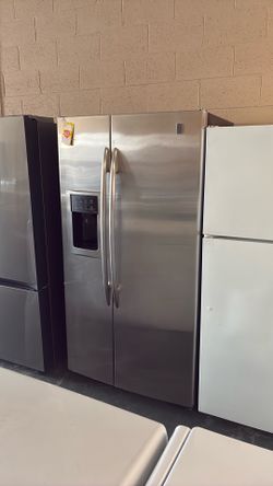 Nice like new GE side by side refrigerator