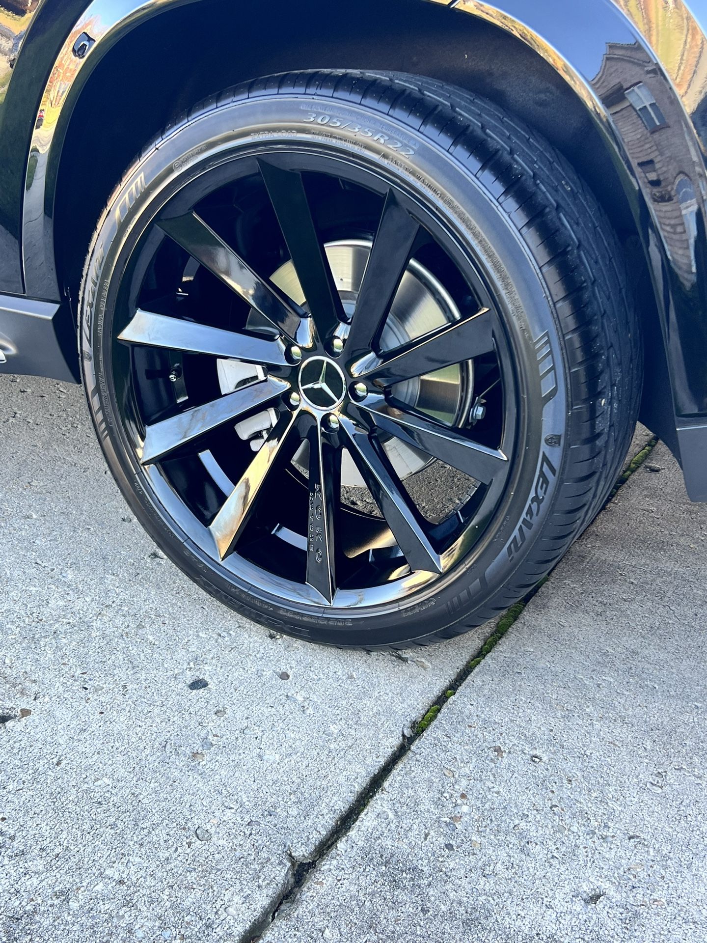 The rims and tire size (front 275/40R22) (Rear 305/35ZR22)