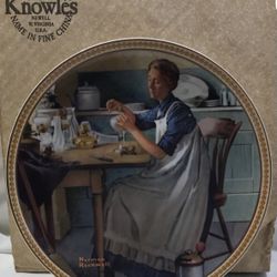 Edwin M. Knowles China Co. "Working In The Kitchen" Collector Plate , Have Certificate Brand New In Package 