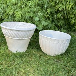 Two ceramic pots 