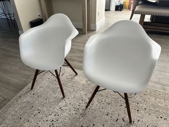 Mid Century Modern Style Chairs 