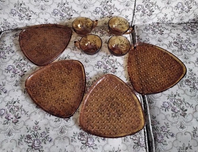 Amber Snack Set 4 Plates And 4 Cups