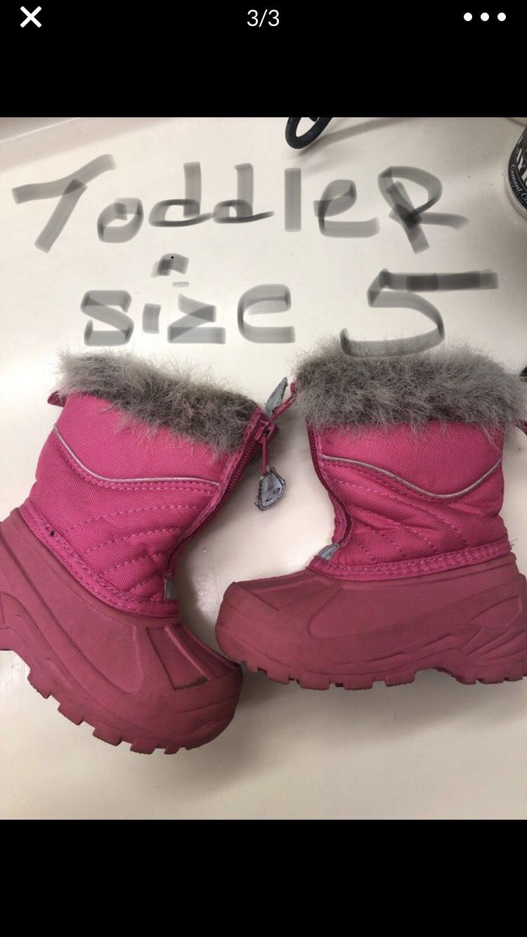 Snow boots for toddler girls size 5 with brand new snow mittens 20$