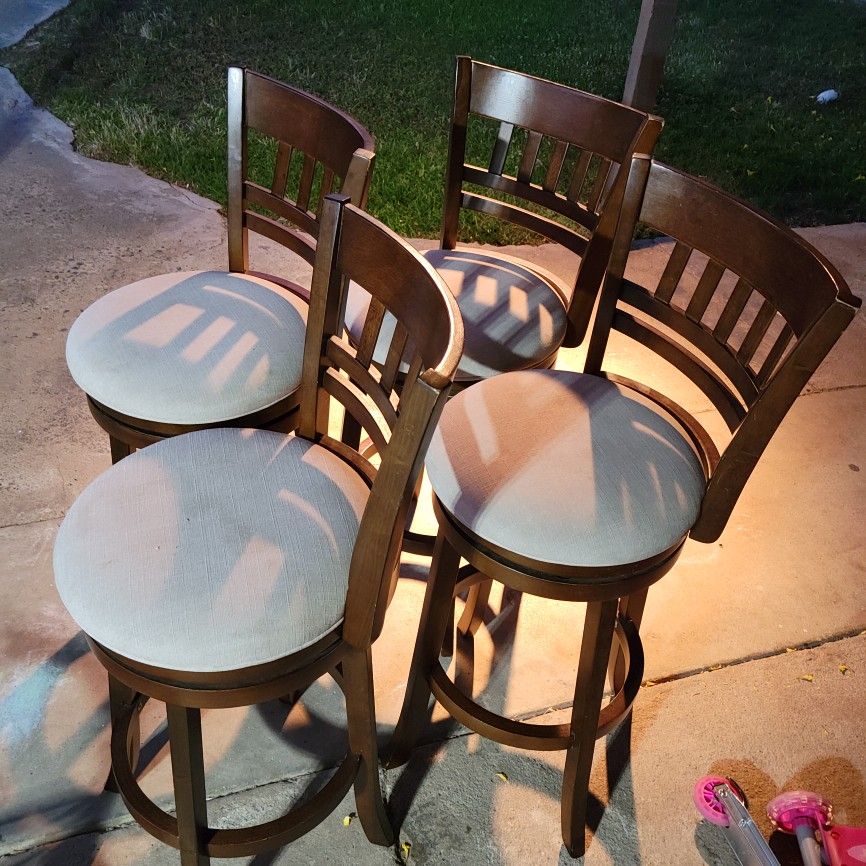 4 Chairs 