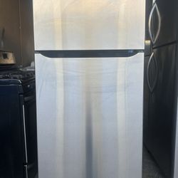 LG Stainless Steel Top Freezer Refrigerator – Excellent Condition, Cold & Ready to Use