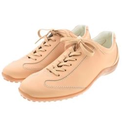 Tod’s Step out in style with these chic tan casual sneakers. Perfect for everyday wear, these shoes offer comfort and elegance. A must-have addition t