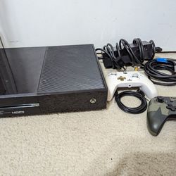 Xbox One 500gb And 2 Controllers - READ