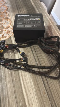 Fuente Thermaltake  600 w tiene 49 A en la línea de 12 V con los 2 conectores de 6+2 pines