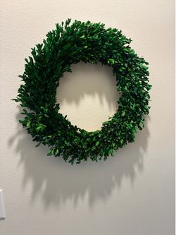 Decorative artificial wreath