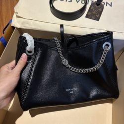 A versatile and casual women's bag