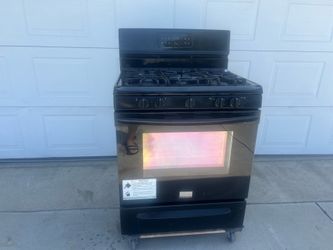 BLACK FRIGIDAIRE 5 BURNER STOVE IN GOOD CONDITION