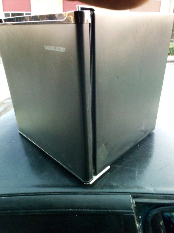 $30Black & Decker Mini Fridge $30